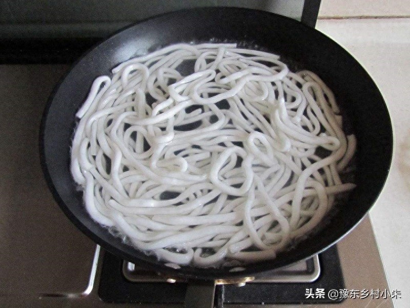 土豆粉这样做，一碗不够吃，做法简单，大人小孩都爱吃