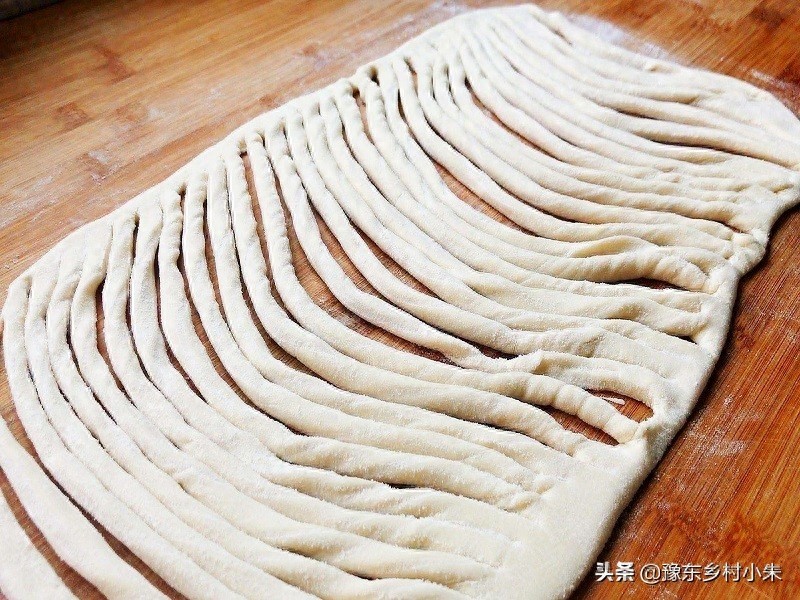 土豆粉这样做，一碗不够吃，做法简单，大人小孩都爱吃