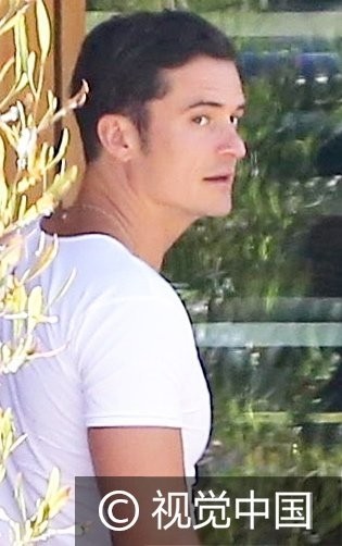 精灵王子奥兰多与抱娃神秘女暧昧亲吻 白T清爽胸肌凸显男人味十足