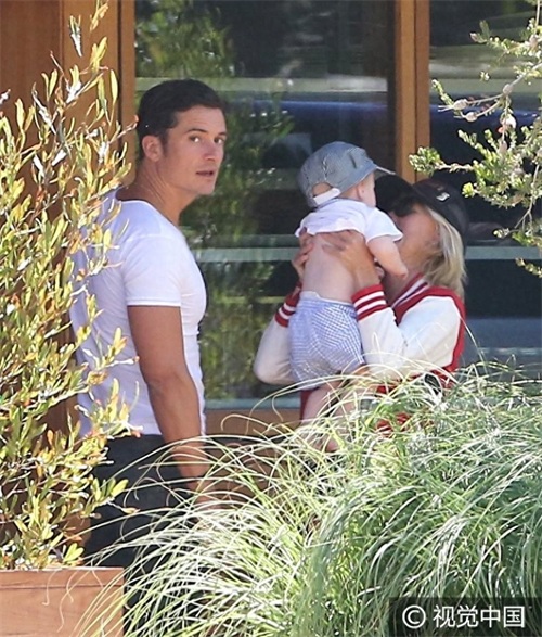 精灵王子奥兰多与抱娃神秘女暧昧亲吻 白T清爽胸肌凸显男人味十足