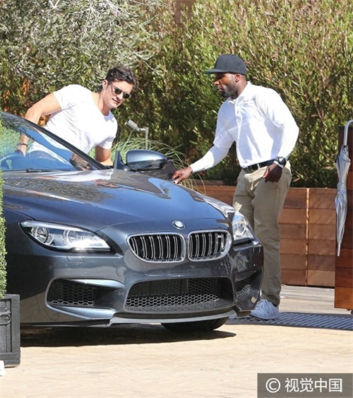 精灵王子奥兰多与抱娃神秘女暧昧亲吻 白T清爽胸肌凸显男人味十足