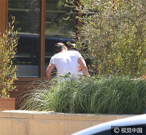 精灵王子奥兰多与抱娃神秘女暧昧亲吻 白T清爽胸肌凸显男人味十足