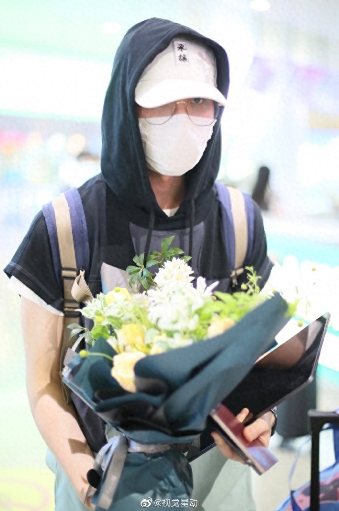 蔡程昱现身机场，今天是捧花的帅气少年，小哥哥防护十分到位