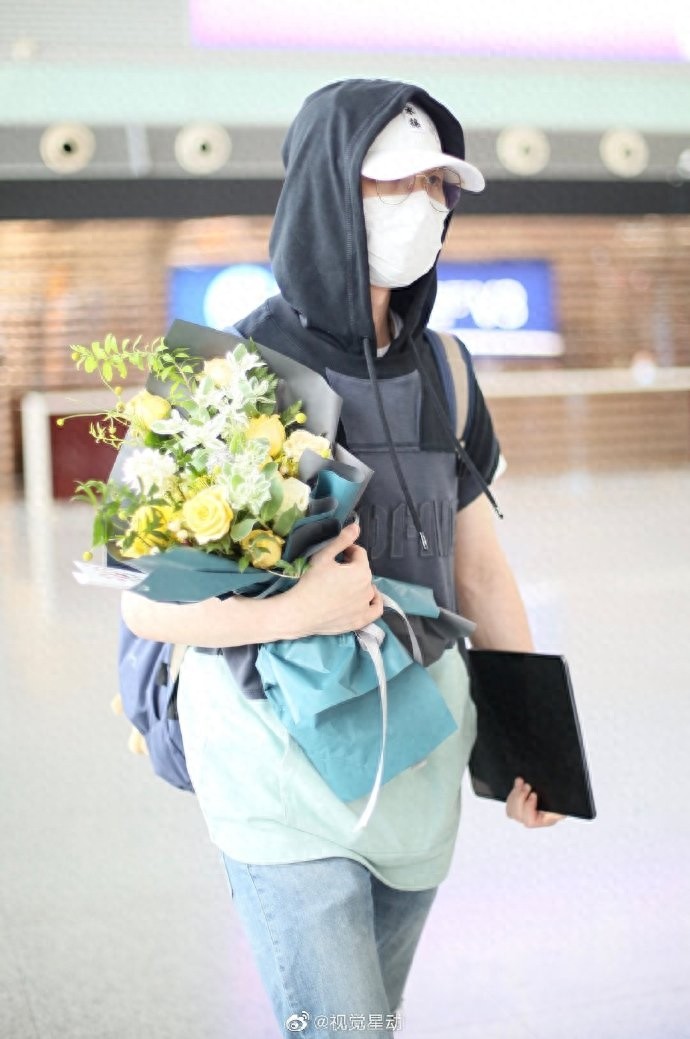 蔡程昱现身机场，今天是捧花的帅气少年，小哥哥防护十分到位