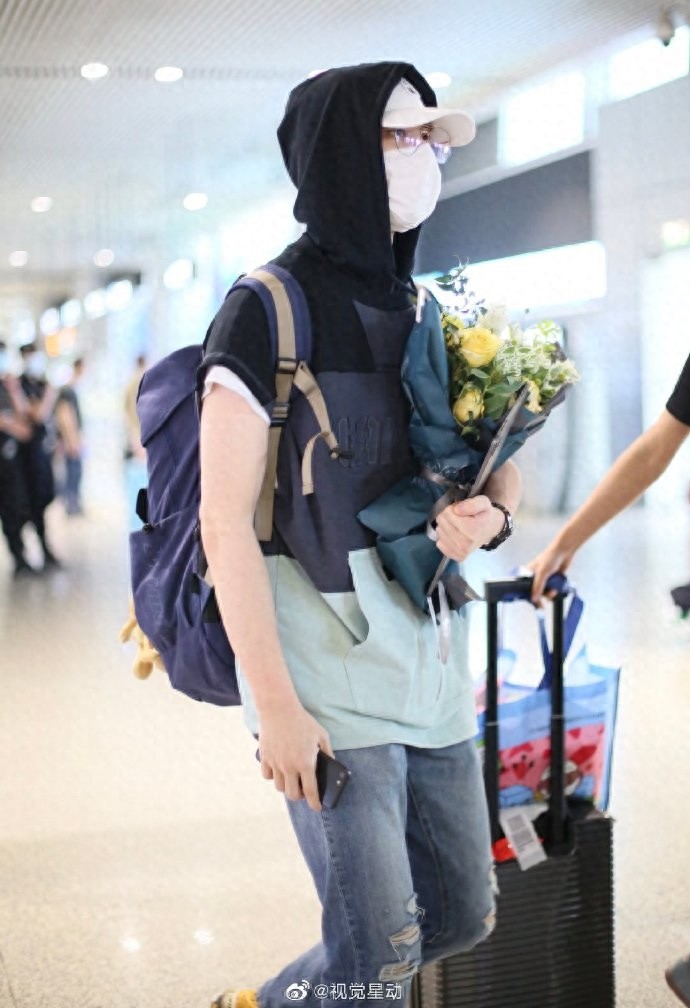 蔡程昱现身机场，今天是捧花的帅气少年，小哥哥防护十分到位