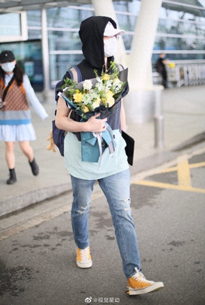 蔡程昱现身机场，今天是捧花的帅气少年，小哥哥防护十分到位