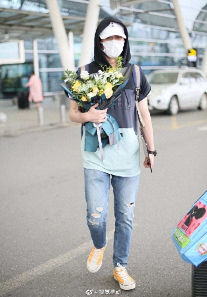 蔡程昱现身机场，今天是捧花的帅气少年，小哥哥防护十分到位