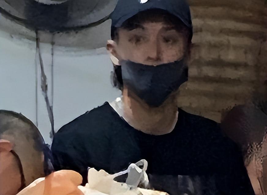 王鹤棣个人资料简介及家世（“脸蛋天才”王鹤棣：19岁让韩国机场瘫痪，他究竟能有多帅？）