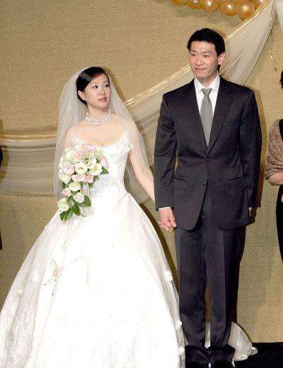 好男人阎维文：陪妻子抗癌33年，女儿嫁进名门，亲家比他还厉害