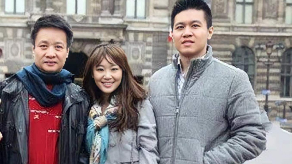 好男人阎维文：陪妻子抗癌33年，女儿嫁进名门，亲家比他还厉害