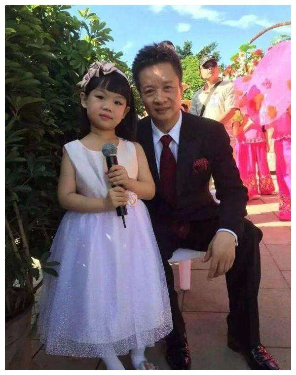 好男人阎维文：陪妻子抗癌33年，女儿嫁进名门，亲家比他还厉害