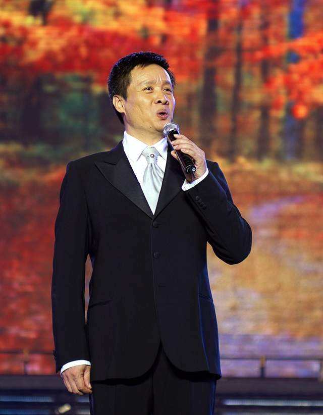 好男人阎维文：陪妻子抗癌33年，女儿嫁进名门，亲家比他还厉害