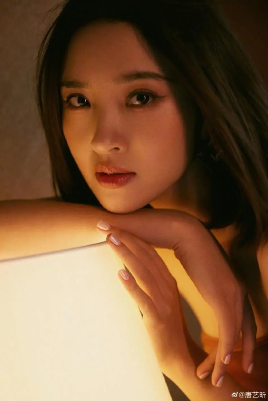 唐艺昕短头发甜美写真，身穿裹胸长裙氛围感十足