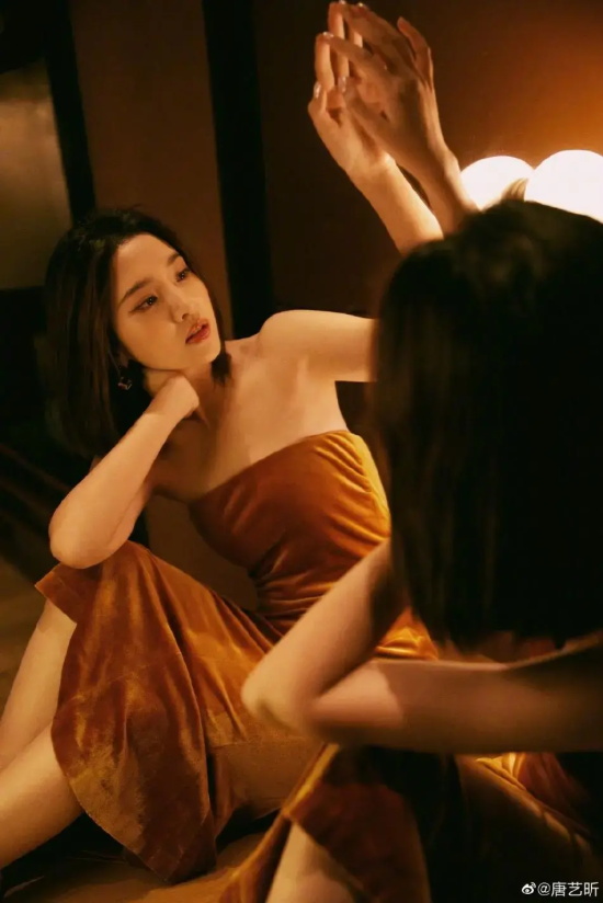 唐艺昕短头发甜美写真，身穿裹胸长裙氛围感十足