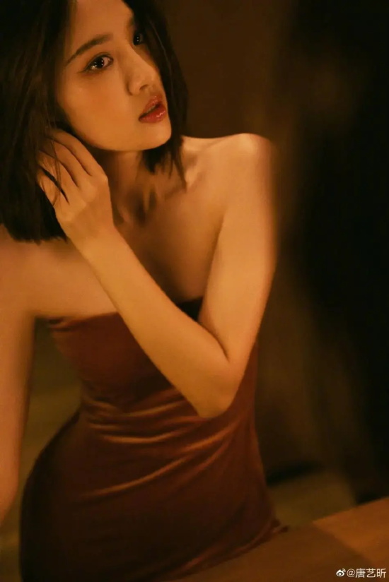 唐艺昕短头发甜美写真，身穿裹胸长裙氛围感十足