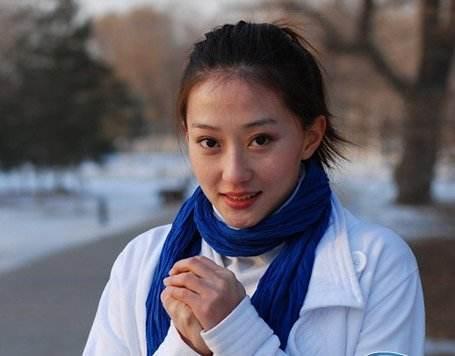 《乡村爱情》中扮演刘英的演员一点都不土，而且漂亮有气质