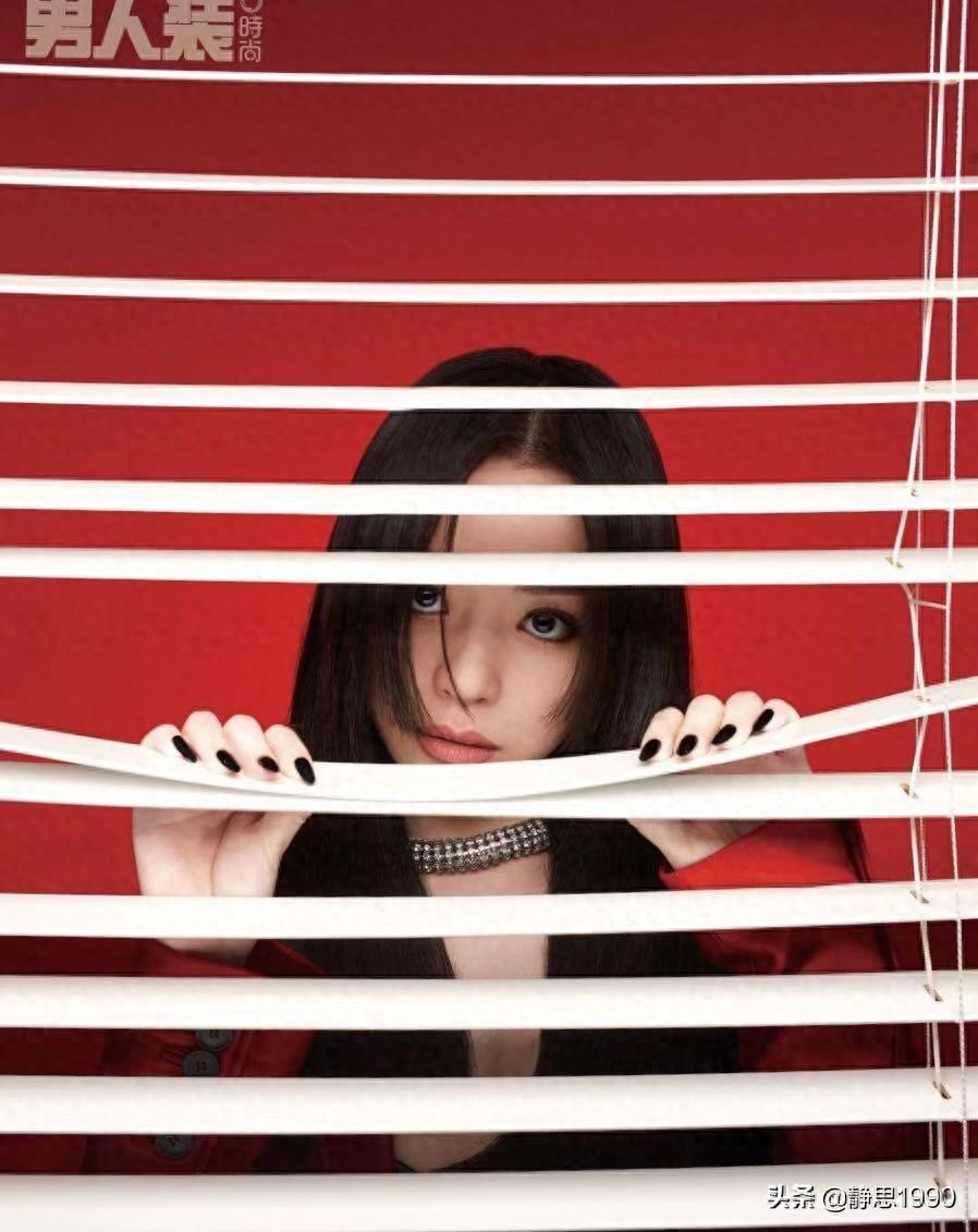张靓颖男人装封面：美腿黑丝大玩性感，十分吸睛