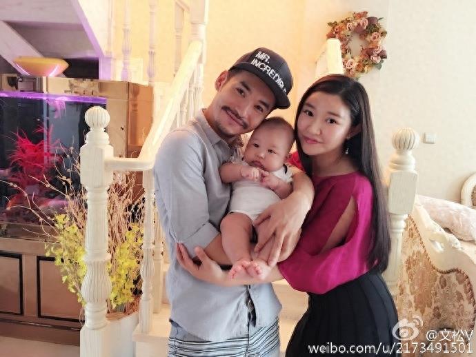 文松和漂亮妻子近照,抱着可爱儿子晒幸福