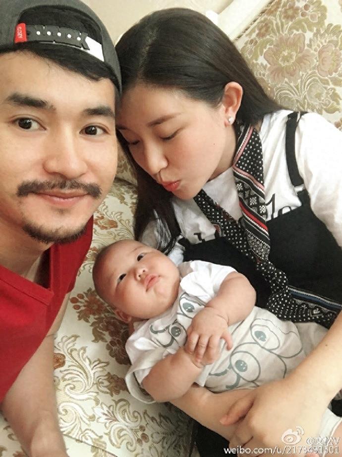 文松和漂亮妻子近照,抱着可爱儿子晒幸福