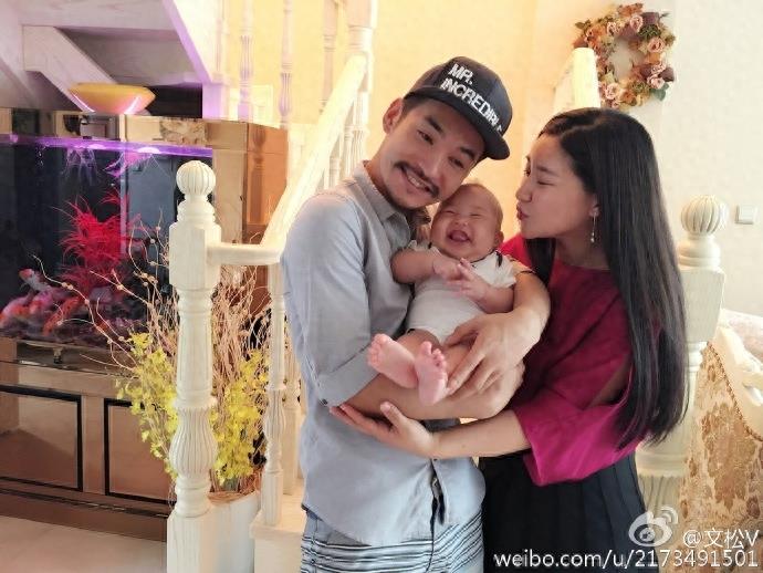 文松和漂亮妻子近照,抱着可爱儿子晒幸福