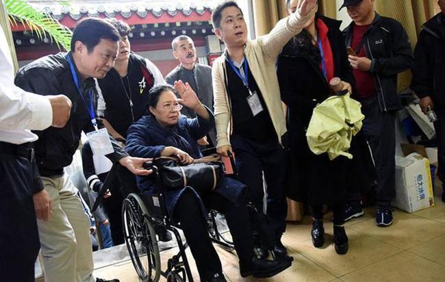 斯琴高娃坐轮椅原因揭秘！腿脚不便原因竟是拍戏曾三度落马受重伤