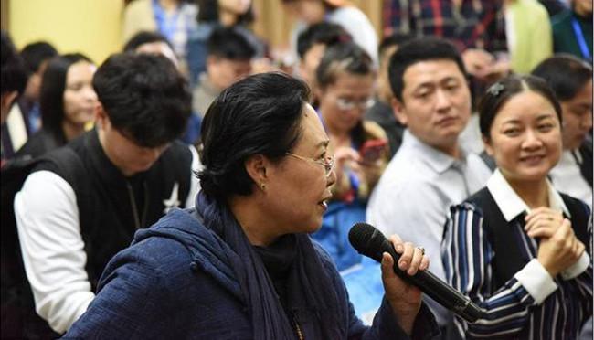 斯琴高娃坐轮椅原因揭秘！腿脚不便原因竟是拍戏曾三度落马受重伤