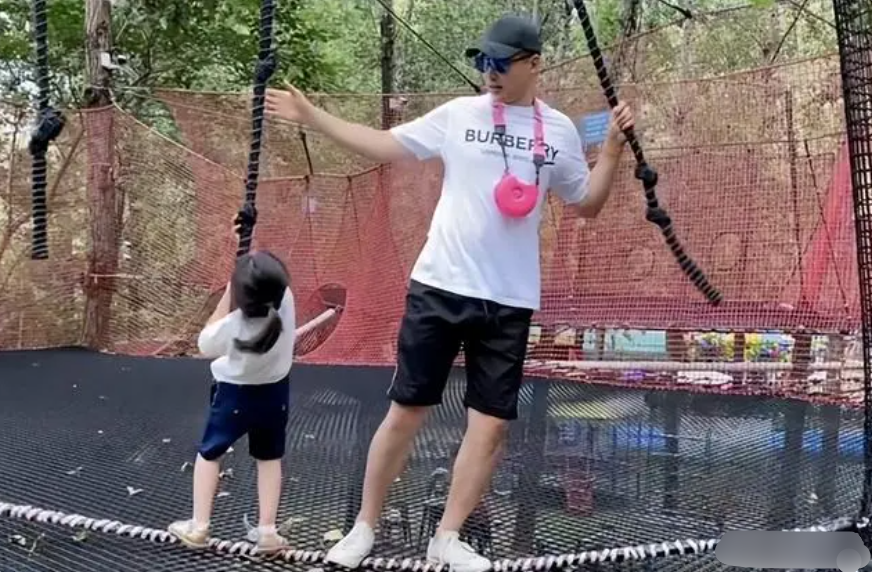 0岁高云翔近况曝光，经济拮据头发胡子白了不少，越来越女性化