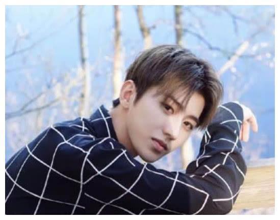 蔡徐坤出道前真实照片曝光,网友:谁把我“超哥”照片放上面的