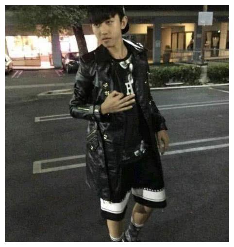 蔡徐坤出道前真实照片曝光,网友:谁把我“超哥”照片放上面的