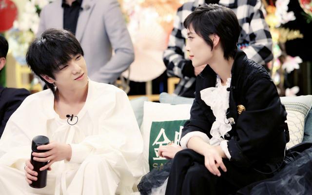 《歌手》第五期华晨宇看苏诗丁一脸宠溺！这两条微博也很暧昧