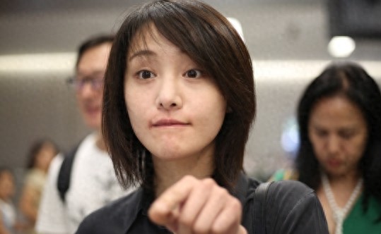 素颜的郑爽，活出了新的高度，这才是真正的直面所有，无所无谓