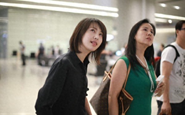 素颜的郑爽，活出了新的高度，这才是真正的直面所有，无所无谓