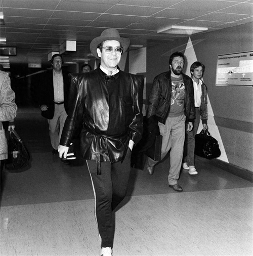 摇滚乐坛常青树艾尔顿·约翰的多棱镜人生,从机场老照片可见一斑