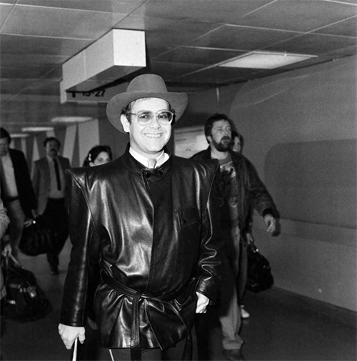 摇滚乐坛常青树艾尔顿·约翰的多棱镜人生,从机场老照片可见一斑