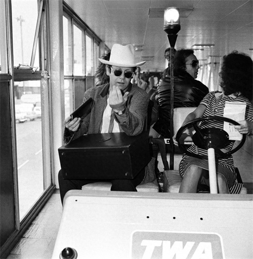 摇滚乐坛常青树艾尔顿·约翰的多棱镜人生,从机场老照片可见一斑