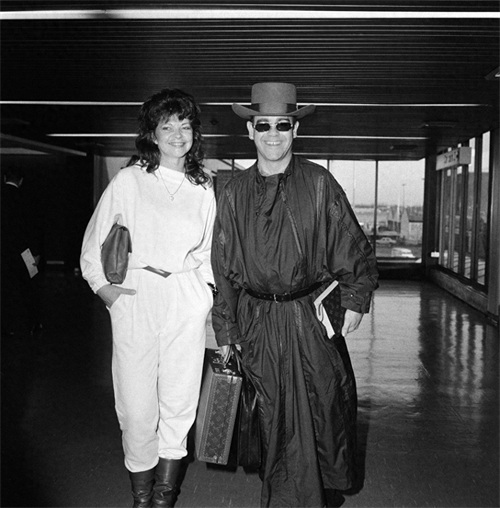 摇滚乐坛常青树艾尔顿·约翰的多棱镜人生,从机场老照片可见一斑