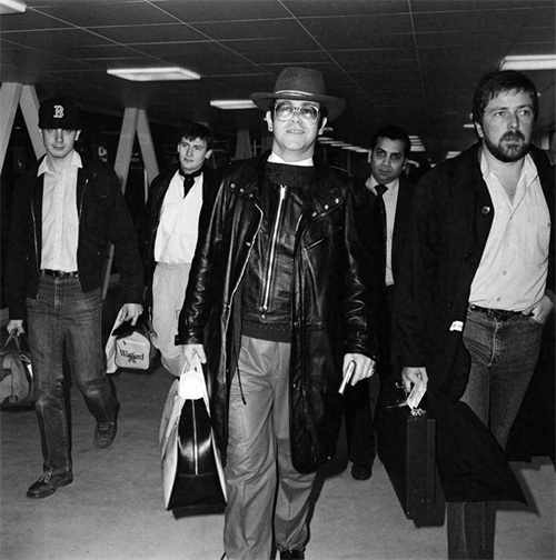 摇滚乐坛常青树艾尔顿·约翰的多棱镜人生,从机场老照片可见一斑