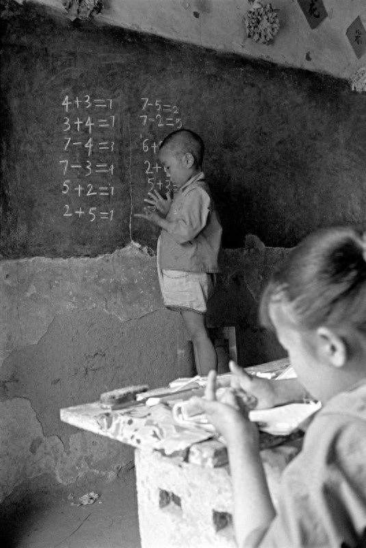 90年代贫困山区儿童照片:条件艰苦,眼睛充满对知识的渴望