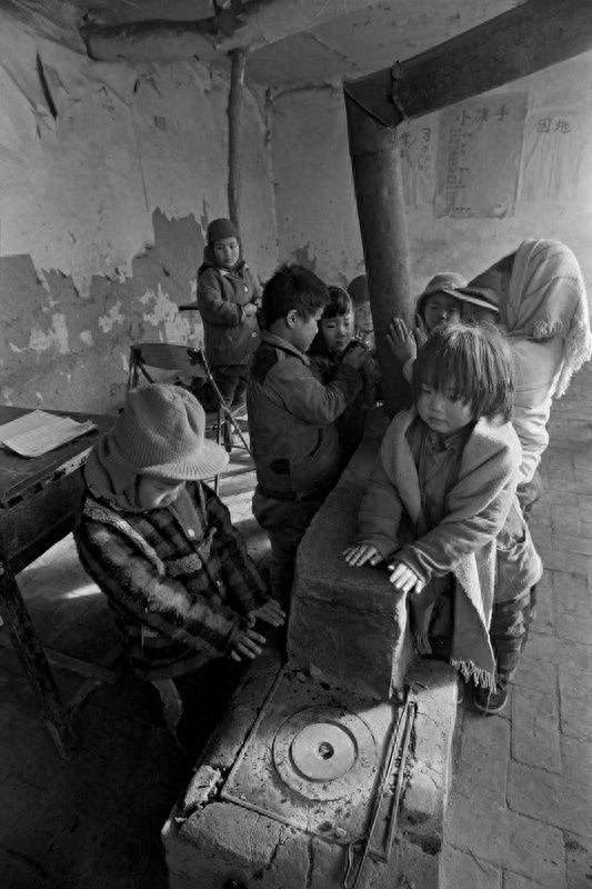 90年代贫困山区儿童照片:条件艰苦,眼睛充满对知识的渴望