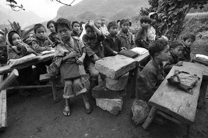 90年代贫困山区儿童照片:条件艰苦,眼睛充满对知识的渴望