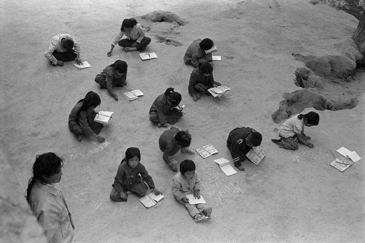 90年代贫困山区儿童照片:条件艰苦,眼睛充满对知识的渴望