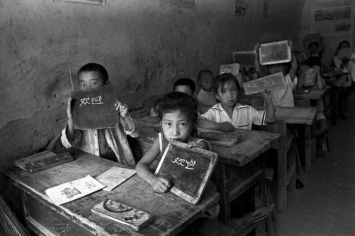 90年代贫困山区儿童照片:条件艰苦,眼睛充满对知识的渴望
