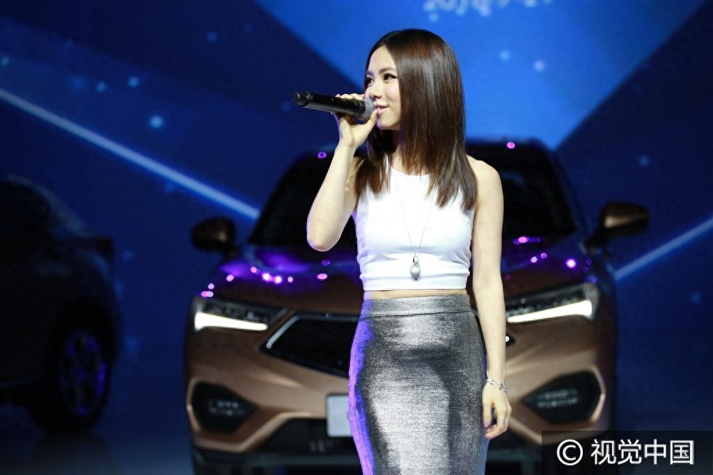 肚子露馅?邓紫棋踩恨天高捞金 瘦身后穿包臀裙小腹微凸似赘肉