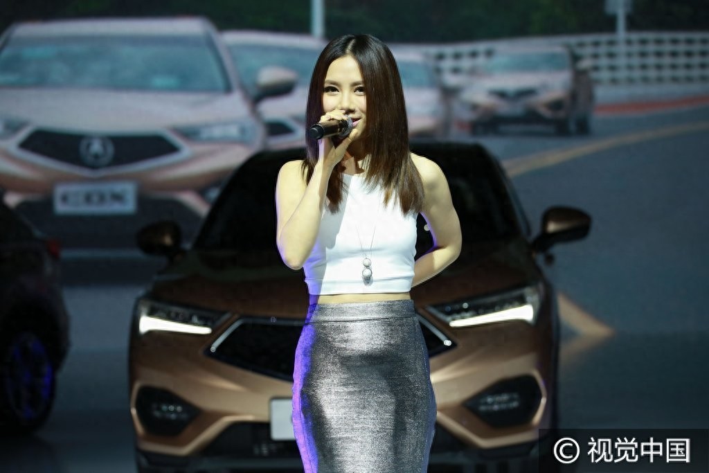 肚子露馅?邓紫棋踩恨天高捞金 瘦身后穿包臀裙小腹微凸似赘肉