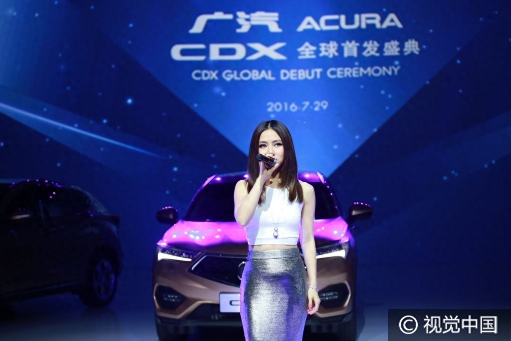 肚子露馅?邓紫棋踩恨天高捞金 瘦身后穿包臀裙小腹微凸似赘肉