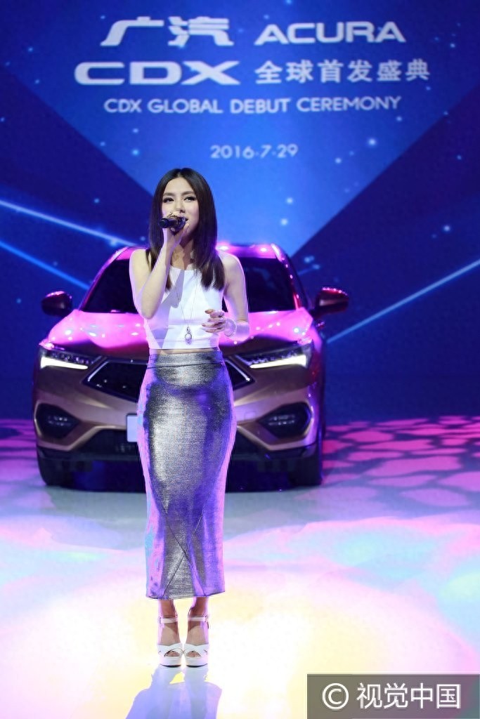 肚子露馅?邓紫棋踩恨天高捞金 瘦身后穿包臀裙小腹微凸似赘肉