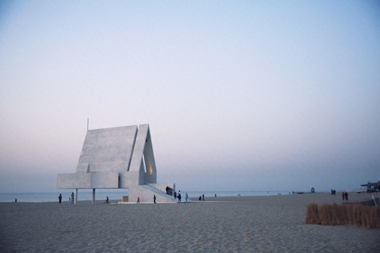 阿那亚礼堂您去过吗？这里风景很好，适合拍照，还有海鲜和美酒