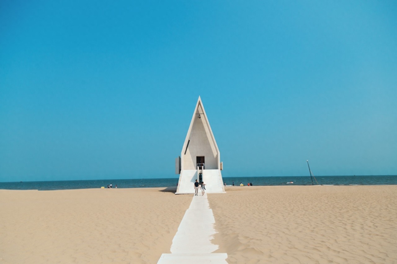 阿那亚礼堂您去过吗？这里风景很好，适合拍照，还有海鲜和美酒