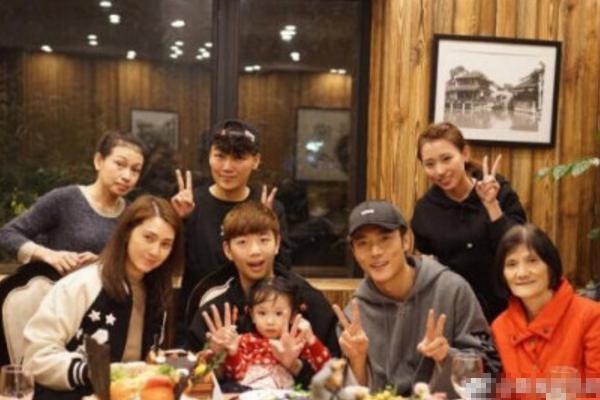 张丹峰和毕滢的关系到底如何？身体是最诚实的？看看这些就知道了