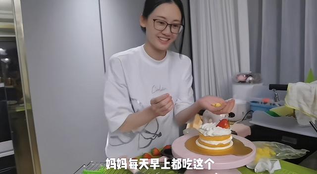 郑恺晒老婆苗苗视角健身照（郑恺老婆苗苗豪宅晒日常）(4)